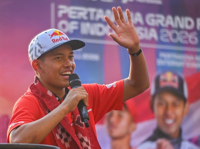Pembalap Moto2 Mario Suryo Aji (kiri) dan Pembalap Moto3 Veda Ega Pratama (kanan) menyapa penggemarnya saat Homecoming Tour Local Heroes Indonesia di Sarinah, Jakarta, Jumat (17/7/2026). Kegiatan tersebut merupakan rangkaian dari Pertamina Grand Prix