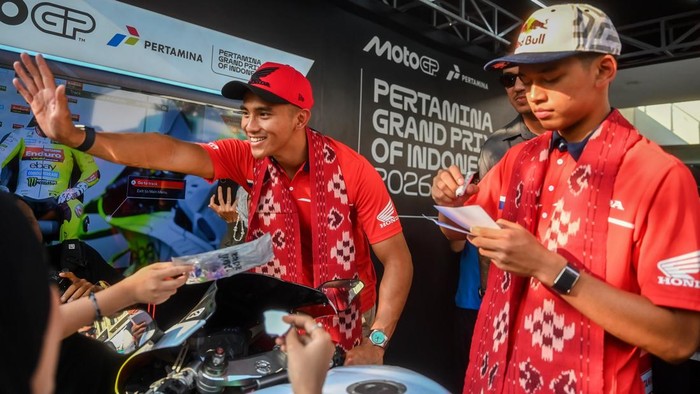 Pembalap Moto2 Mario Suryo Aji (kiri) dan Pembalap Moto3 Veda Ega Pratama (kanan) menyapa penggemarnya saat Homecoming Tour Local Heroes Indonesia di Sarinah, Jakarta, Jumat (17/7/2026). Kegiatan tersebut merupakan rangkaian dari Pertamina Grand Prix of Indonesia 2026 yang berlangsung di Pertamina Mandalika International Circuit, Lombok, Nusa Tenggara Barat (NTB) pada 9–11 Oktober 2026. ANTARA FOTO/Rivan Awal Lingga/nym.