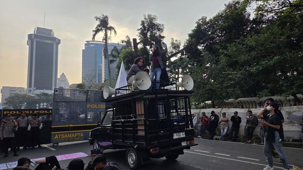 Massa demo di Jalan Medan Merdeka Selatan, Jumat (17/7/2026) (Taufiq/detikcom)