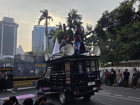 Massa demo di Jalan Medan Merdeka Selatan, Jumat (17/7/2026) (Taufiq/detikcom)