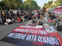 Massa Demo Mulai Orasi di Medan Merdeka Selatan, Lalin Arah Gambir Ditutup