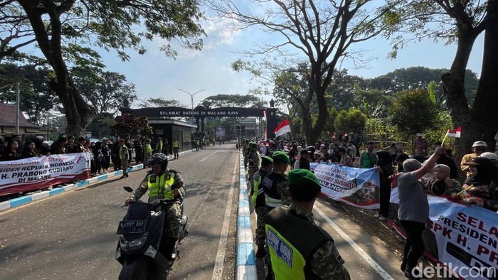 Masyarakat bersiap menyambut Presiden Prabowo Subianto dalam kunjungan kerja di Kabupaten Malang.