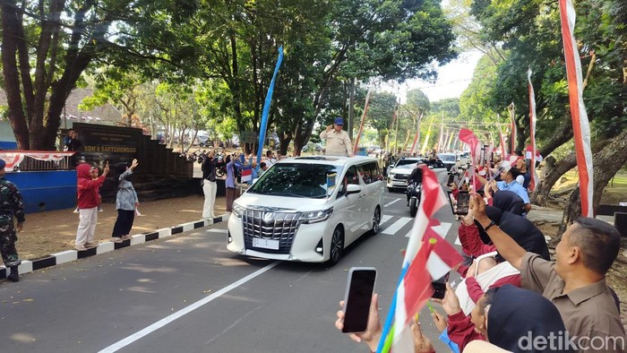 Masyarakat sambut kedatangan Presiden Prabowo Subianto di Kabupaten Malang.