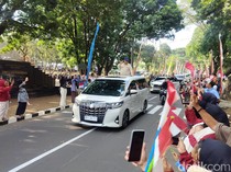 Antusias Warga Sambut Kedatangan Presiden Prabowo di Malang