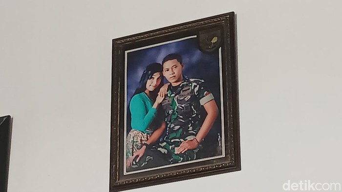 Mendiang Serda Hengky semasa hidup bersama istri. Serda Hengky meninggal akibat ledakan di gudang amunisi TNI AD di Madiun.