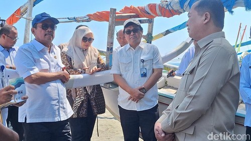 Menteri Kelautan dan Perikanan (KP), Sakti Wahyu Trenggono (topi biru) saat menyambangi Kampung Nelayan Merah Putih (KNMP) di Bintaro, Ampenan, Kota Mataram, Jumat (17/7/2026). Dok. Nathea Citra/detikBali