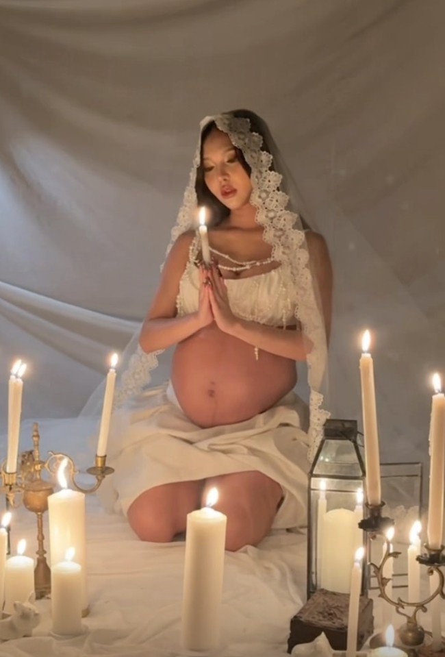 Bagian latar pemotretan tampak sederhana dengan kain putih yang menjuntai. Meski demikian pemotretan tersebut tetap terlihat elegan. Bare baby bump yang semakin besar juga tetap menjadi fokus utama dalam pemotretan tersebut. Foto: Instagram/@btr_meyden
