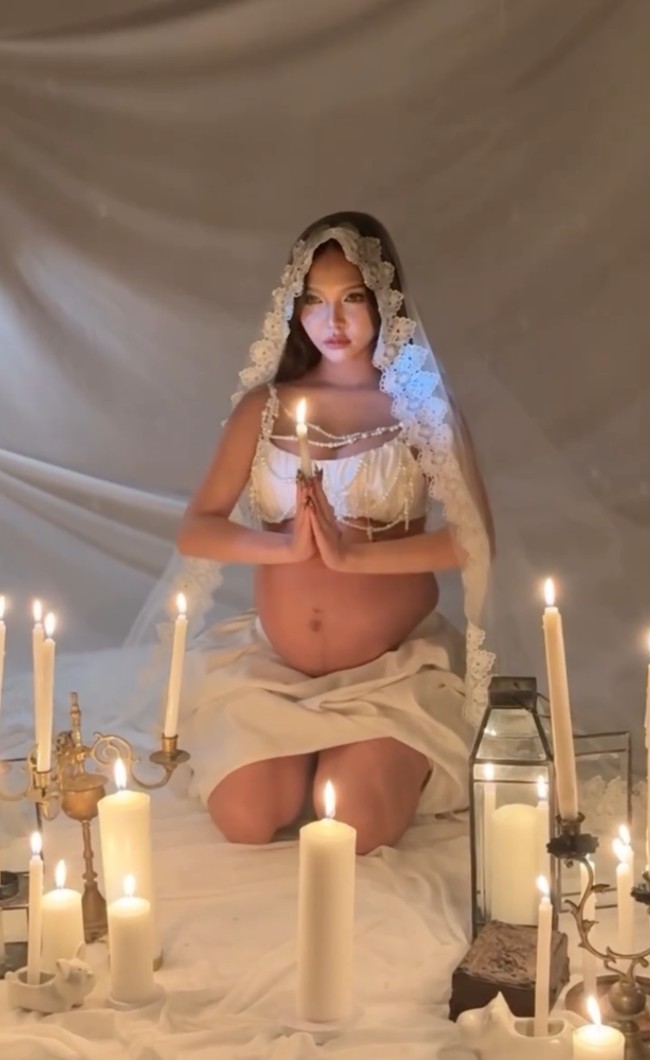 Atasan bralette-style dipadukan dengan kain yang dililitkan pada bagian bawah tubuh, membuat penampilannya terlihat elegan. Alih-alih mengenakan aksesori mencolok, istri Hengky Gunawan itu memakai veil putih berbahan renda dengan detail motif bunga di bagian tepinya. Aksesori tersebut memberi sentuhan vintage. Foto: Instagram/@btr_meyden