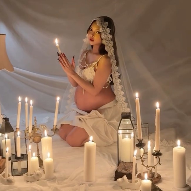 Foto Maternity Meyden Bocah Kosong, Pamer Bare Baby Bump Dikelilingi Lilin