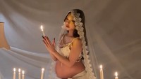 Foto Maternity Meyden 'Bocah Kosong', Pamer Bare Baby Bump Dikelilingi Lilin