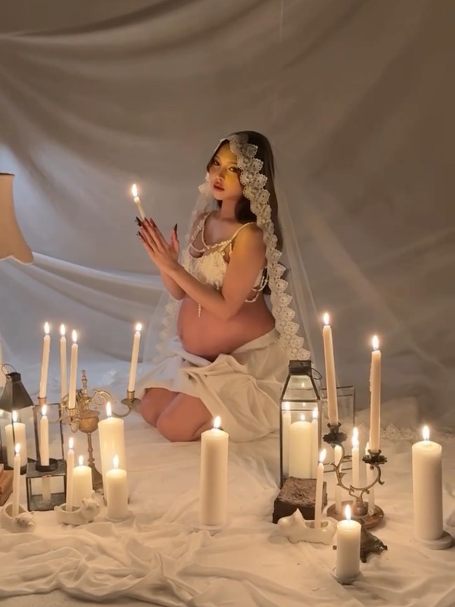 Foto Maternity Meyden Bocah Kosong, Pamer Bare Baby Bump Dikelilingi Lilin