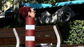 Tiang pembatas jalan menyatu dengan tubuh seorang pejalan kaki. Kepalanya seolah tumbuh langsung dari tiang tersebut. Foto: Boredpanda