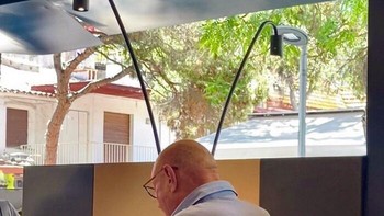 Dua lampu di belakang kepala pria ini terlihat seperti antena. Mendadak suasana makan siang berubah menjadi adegan film alien. Foto: Boredpanda