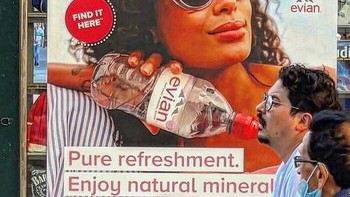 Wajah pria ini sejajar sempurna dengan botol pada iklan. Tampaknya ia benar-benar sedang menikmati kesegaran dari billboard. Foto: Boredpanda
