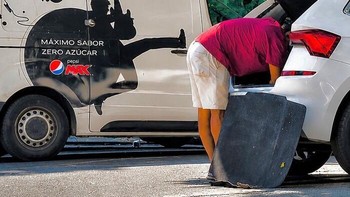 Aksi pada ilustrasi mobil van seolah berlanjut ke dunia nyata. Tendangannya terlihat tepat mengenai orang yang sedang membungkuk di bagasi. Foto: Boredpanda