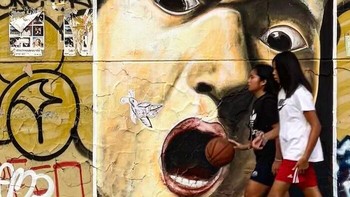 Bola basket melintas tepat di depan mulut mural. Sang tokoh di dinding pun terlihat sedang bersiap menelan bola bulat-bulat. Foto: Boredpanda