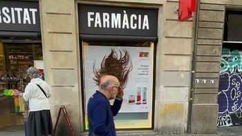 Rambut pada iklan produk rontok menyatu sempurna dengan kepala pria yang melintas. Gaya rambut barunya langsung bikin pangling. Foto: Boredpanda