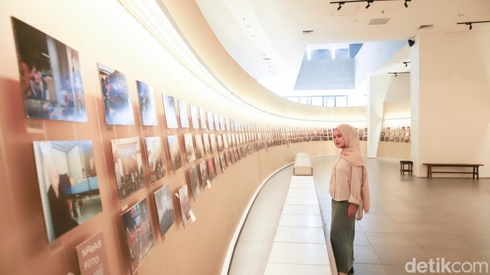 Pengunjung mengamati karya dalam pameran fotografi Awan Cerah di Galeri Emiria Soenassa, Taman Ismail Marzuki, Jakarta, Jumat (17/7/2026). Pameran ini menampilkan karya anak-anak sebagai ruang berekspresi melalui media visual.