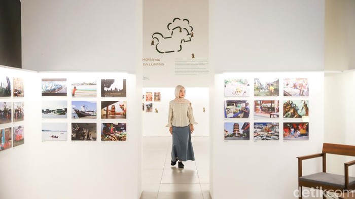 Pengunjung mengamati karya dalam pameran fotografi Awan Cerah di Galeri Emiria Soenassa, Taman Ismail Marzuki, Jakarta, Jumat (17/7/2026). Pameran ini menampilkan karya anak-anak sebagai ruang berekspresi melalui media visual.