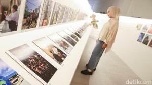 Pengunjung menikmati deretan karya fotografi anak dalam pameran Awan Cerah. Setiap karya memperlihatkan cara anak menyampaikan cerita melalui komposisi dan momen yang mereka abadikan.