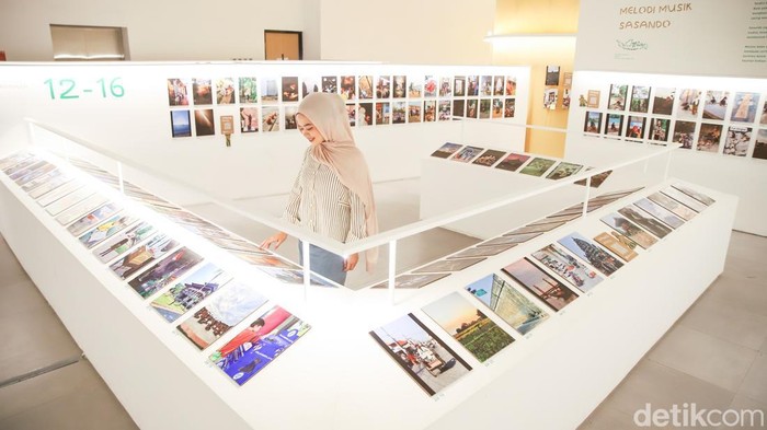 Pengunjung mengamati karya dalam pameran fotografi Awan Cerah di Galeri Emiria Soenassa, Taman Ismail Marzuki, Jakarta, Jumat (17/7/2026). Pameran ini menampilkan karya anak-anak sebagai ruang berekspresi melalui media visual.