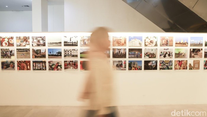 Pengunjung mengamati karya dalam pameran fotografi Awan Cerah di Galeri Emiria Soenassa, Taman Ismail Marzuki, Jakarta, Jumat (17/7/2026). Pameran ini menampilkan karya anak-anak sebagai ruang berekspresi melalui media visual.