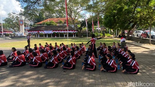 Paskibra Kabupaten Karangasem saat mengikuti latihan di Lapangan Tanah Aron, Karangasem, Jumat (17/7/2026). (foto: I Wayan Selamat Juniasa)