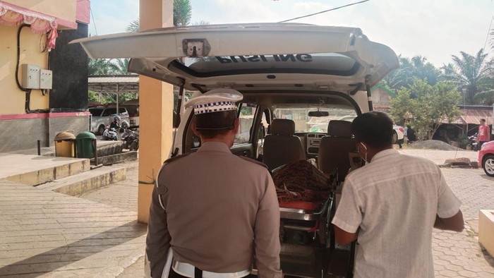 Pelajar yang tewas usai terlindas truk wing box dievakuasi ke rumah sakit