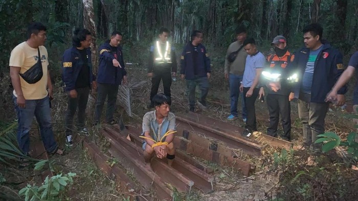 Pelaku pencurian rel kereta api di Lampung saat ditangkap polisi