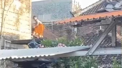 Pelaku percobaan pemerkosaan terapis spa di Denpasar, Bali, saat mencoba kabur dari kejaran warga.