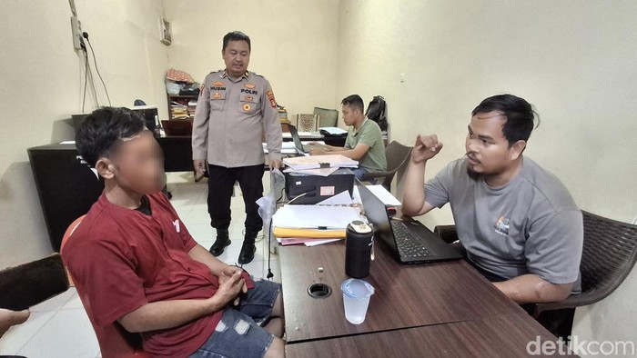 Pelaku sedang diinterogasi oleh penyidik di Polsek Gandus