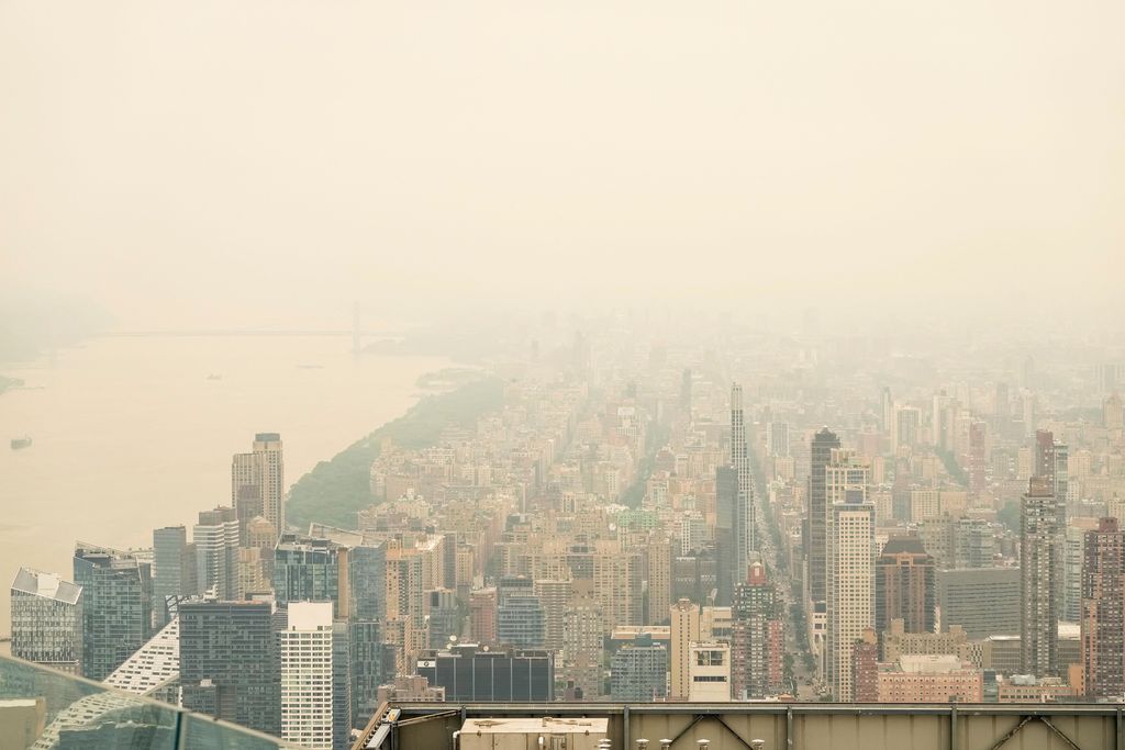 Pemandangan cakrawala Kota New York terlihat melalui lapisan asap kebakaran hutan di New York City, Amerika Serikat (AS), Kamis (16/72026). (REUTERS/Eduardo Munoz) Pemandangan cakrawala Kota New York terlihat melalui lapisan asap kebakaran hutan di New York City, Amerika Serikat (AS), Kamis (16/72026). (REUTERS/Eduardo Munoz)