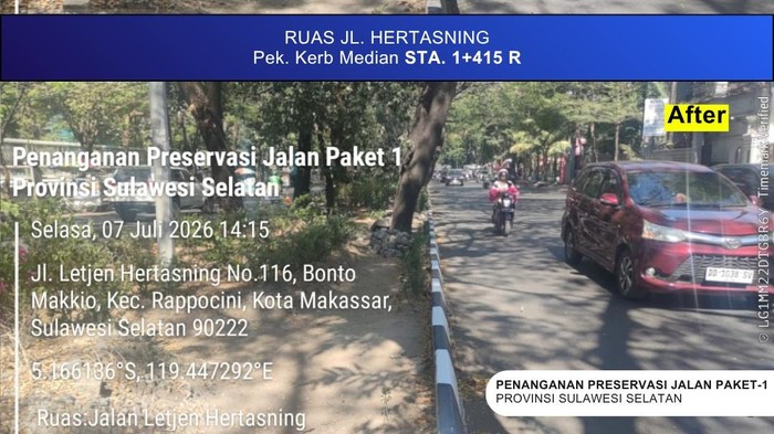 Pemasangan media Jalan Hertasning Makassar.
