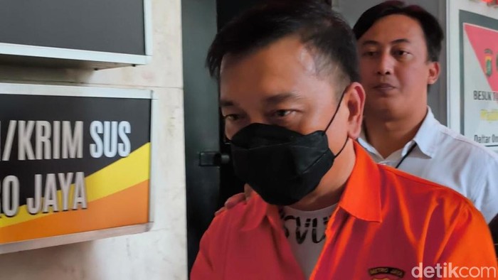 Penampakan Don Ritto tersangka kasus mega korupsi diserahkan oleh penyidik Polda Metro Jaya ke kejaksaan, Jumat 917/7/2026).