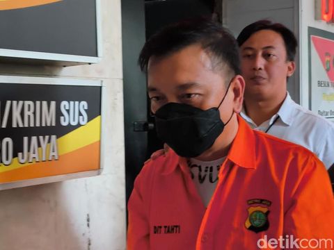 Penampakan Don Ritto tersangka kasus mega korupsi diserahkan oleh penyidik Polda Metro Jaya ke kejaksaan, Jumat 917/7/2026).