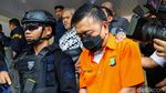Pengawalan Ketat Warnai Pelimpahan Don Ritto ke Kejaksaan Agung