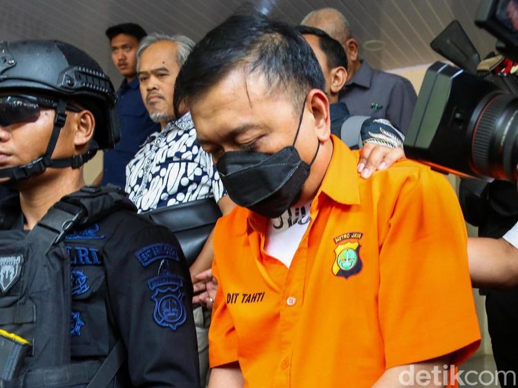 Pengawalan Ketat Warnai Pelimpahan Don Ritto ke Kejaksaan Agung