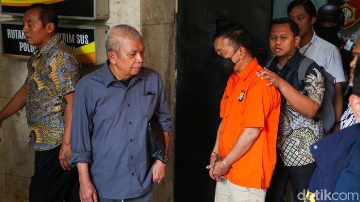 Tersangka tiga kasus korupsi, Don Ritto, dikeluarkan dari ruang tahanan Polda Metro Jaya untuk dilimpahkan ke Kejaksaan Agung (Kejagung) RI. Pantauan detikcom di Direktorat Perawatan Tahanan dan Barang Bukti (Dittahti) Polda Metro Jaya, Jumat (17/7/2026), Don Ritto tampak dikeluarkan dari ruang tahan pukul 13.50 WIB. Don Ritto memakai kaus putih yang dilapis baju tahanan berwarna oranye.