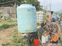 Nestapa Kekeringan di Sukabumi, Warga Beli Galon-Pakai Air Sungai