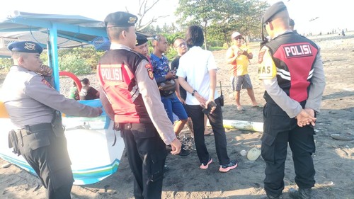 Perahu milik Darin usai dievakuasi warga dan petugas ke bibir Pantai Saba, Gianyar, Jumat (17/7/2026). (Dok Polres Gianyar).