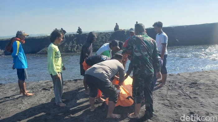 Perahu nelayan dihantam ombak menyebabkan 1 orang meninggal. Dua nelayan lainnya ditemukan selamat.