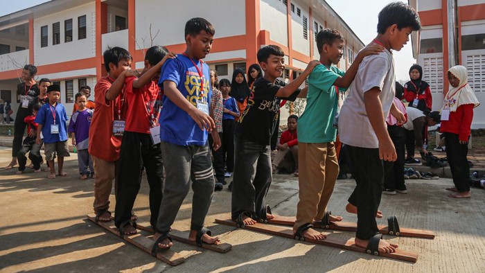 Sejumlah murid baru mengikuti edukasi permainan tradisional di Sekolah Rakyat Terintegrasi 1 Kota Semarang, Jawa Tengah, Jumat (17/7/2026). Sekolah Rakyat Terintegrasi 1 Kota Semarang menggelar edukasi permainan tradisional bagi 270 siswa jenjang SD, SMP, dan SMA untuk mengenalkan serta melestarikan budaya lokal sekaligus mengurangi ketergantungan anak terhadap gawai, melatih kemampuan motorik, membangun sportivitas, kerja sama, dan interaksi sosial. ANTARA FOTO/Makna Zaezar/kye