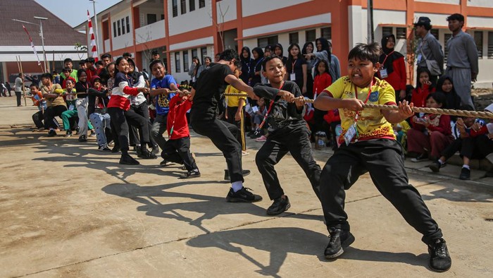 Sejumlah murid baru mengikuti edukasi permainan tradisional di Sekolah Rakyat Terintegrasi 1 Kota Semarang, Jawa Tengah, Jumat (17/7/2026). Sekolah Rakyat Terintegrasi 1 Kota Semarang menggelar edukasi permainan tradisional bagi 270 siswa jenjang SD, SMP, dan SMA untuk mengenalkan serta melestarikan budaya lokal sekaligus mengurangi ketergantungan anak terhadap gawai, melatih kemampuan motorik, membangun sportivitas, kerja sama, dan interaksi sosial. ANTARA FOTO/Makna Zaezar/kye