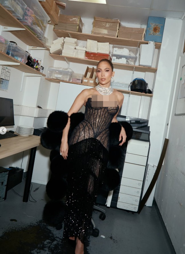 Adapun gayanya dengan gaun korset hitam Tamara Ralph yang didekorasi rumbai manik-manik dan kalung bertabur berlian 209 karat yang dikenakan untuk berdansa sepanjang malam dan memotong kue ulang tahun.Foto: Instagram @jlo