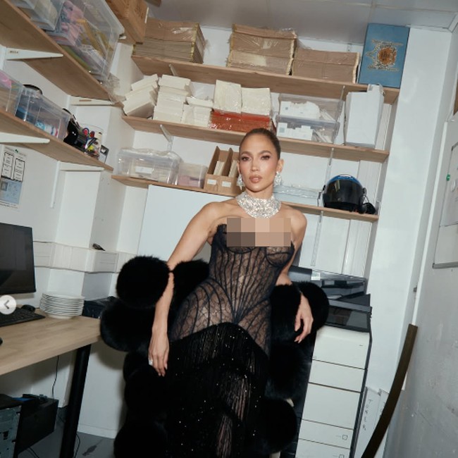 Gaya Ultah JLo Ultah ke-57, 3 Kali Ganti Baju dengan Perhiasan 500 Karat