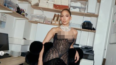 Gaya Ultah JLo Ultah ke-57, 3 Kali Ganti Baju dengan Perhiasan 500 Karat