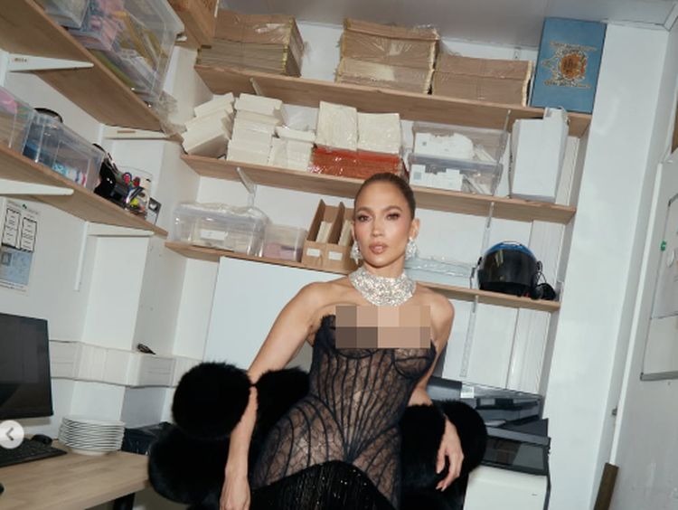 Gaya Ultah JLo Ultah ke-57, 3 Kali Ganti Baju dengan Perhiasan 500 Karat