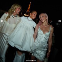 Busana ketiganya gaun putih bervolume rancangan Stéphane Rolland Haute Couture. Kali ini, ia menambah sedikit warna dengan kalung dan anting-anting lebih dari 42 karat rubi dan lebih dari 112 karat berlian juga cincin 2,82 karat berlian potongan marquise. Foto: Instagram @jlo