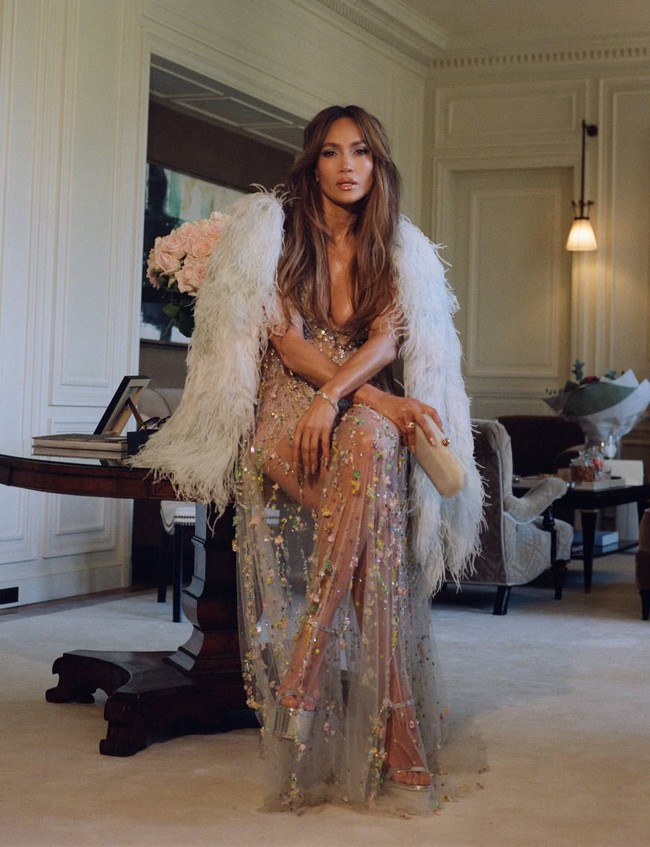 Jennifer Lopez merayakan pertambahan usianya yang ke-57 bersama teman-teman terdekat saat Paris Fashion Week. Gaya mahalnya saat pesta ultah jadi sorotan.Foto: Instagram @jlo