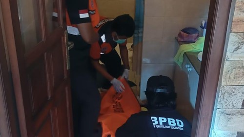 Petugas BPBD Denpasar mengevakuasi lansia asal Australia yang ditemukan tewas di kamar mandi vila kawasan Sanur,  Kamis (16/7/2026). (Dok. Polsek Denpasar Selatan)